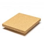 Ein quadratisches Stück Spanplatte in heller Holzfarbe, das flach auf einem weißen Hintergrund liegt.