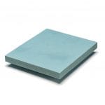 Ein quadratisches Stück blaue Schaumstoff-Dämmplatte mit glatter Oberfläche, fotografiert vor weißem Hintergrund.