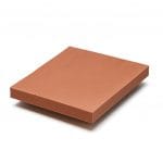 Vor einem weißen Hintergrund ist ein Stapel quadratischer brauner Papierblätter zu sehen.